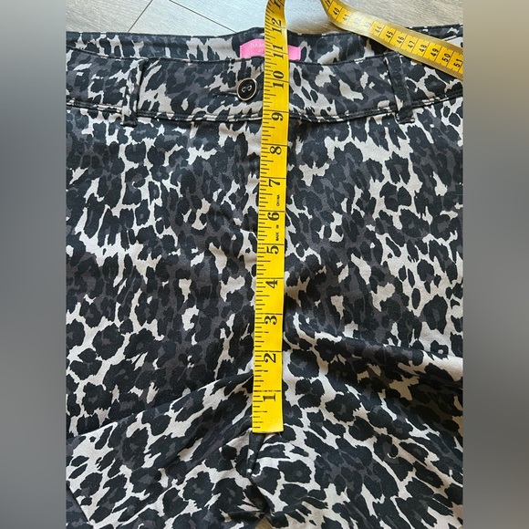 Isaac Mizrahi Distressed Leopard Print Structured Shorts in Black & Gray Size 12 - Picture 6 of 13
